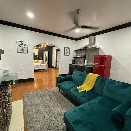 Midtown Vintage Charm Apartamento